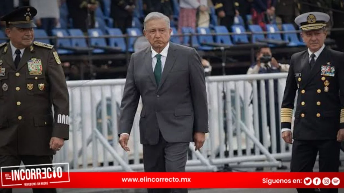 AMLO y contingente de la BUAP en el desfile del 5 de Mayo