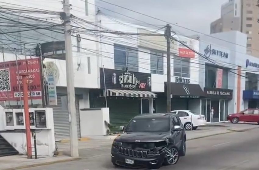  ¡Impactante! Ebrio es detenido tras derribar luminaria en Calzada Zavaleta