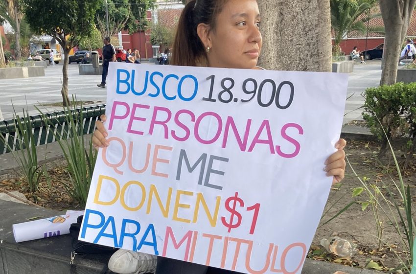  Poblana Organiza Colecta en la Plazuela del Carmen para Pagar su Título Universitario