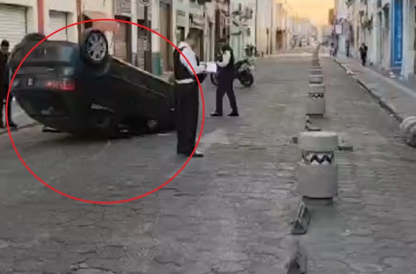  ¡Escena de caos! Seat Ibiza vuelca en el Centro Histórico de Puebla y su conductor desaparece