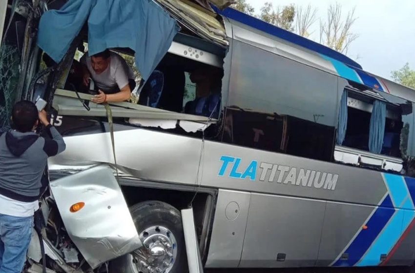  ¡Impactante Choque en la México-Puebla! Seis Heridos y un Atrapado tras Colisión de Autobús de la Línea Tla Titanium