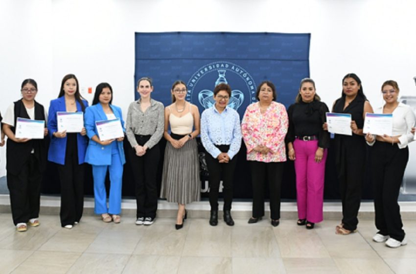  Entrega Rectora María Lilia Cedillo reconocimientos a estudiantes becarias de Abogadas MX
