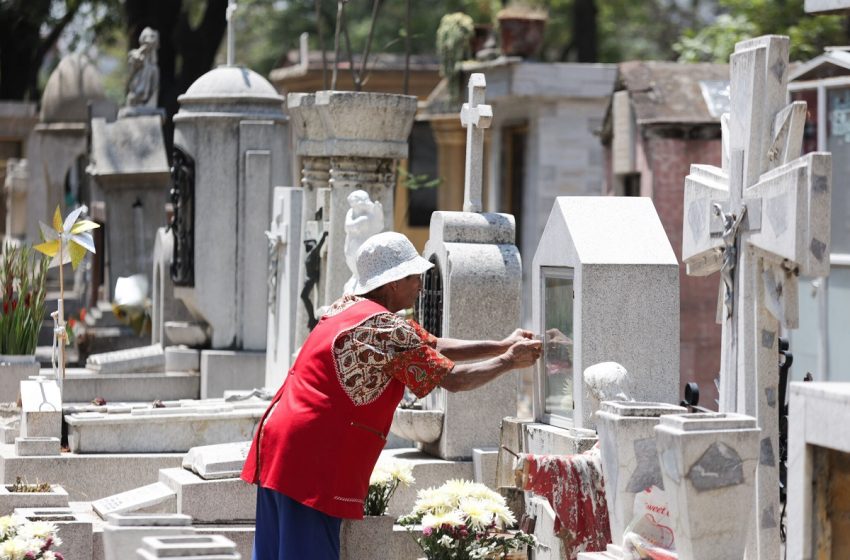  Familias poblanas recuerdan a las madres desde el Panteón Municipal