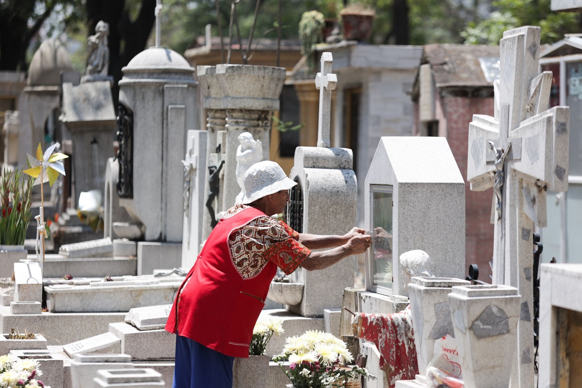 Familias poblanas recuerdan a las madres desde el Panteón Municipal