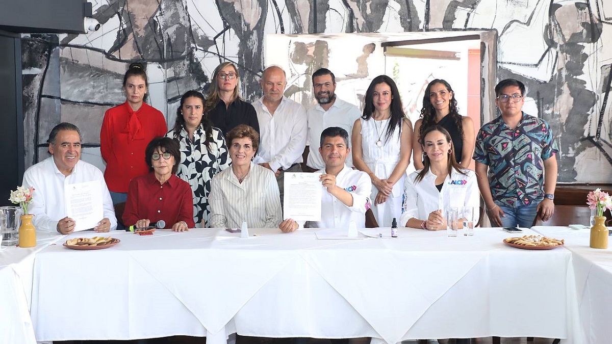 Firma Lalo Rivera compromiso por el Atoyac