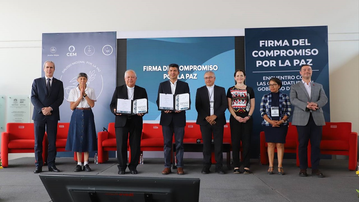 Firma Lalo Rivera compromiso por la paz