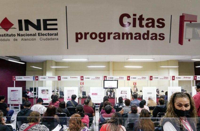  Gran afluencia registran módulos del INE para la reimpresión de la credencial