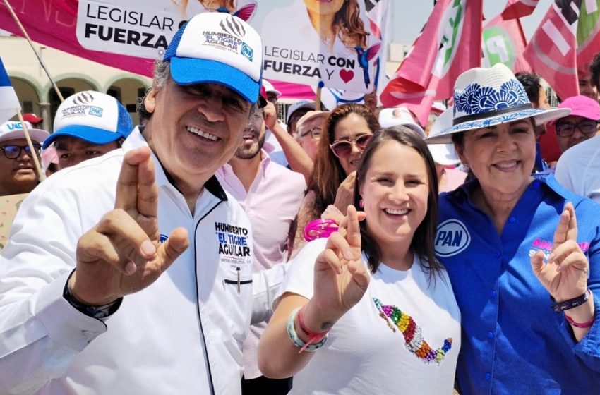  Humberto Aguilar recorre las calles de San Andrés y San Pedro Cholula junto a Diana Gálvez