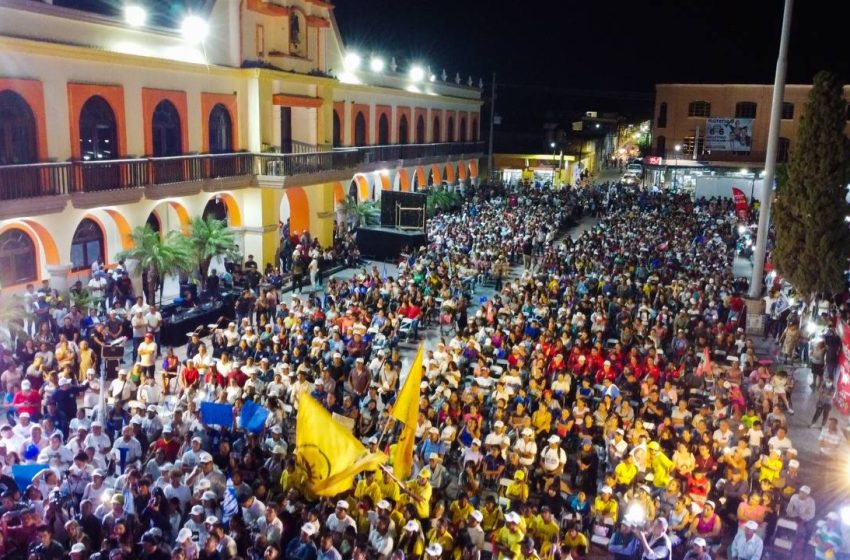  Más de cuatro mil personas corean Lalo Rivera gobernador en Ajalpan