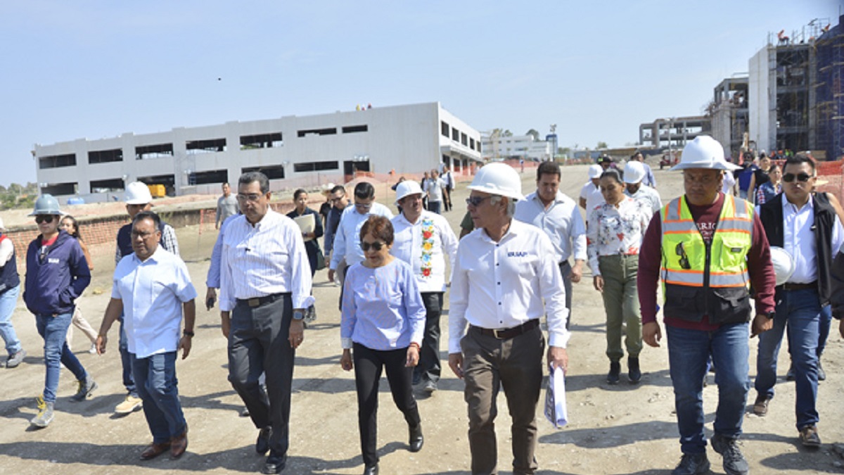 La Rectora María Lilia Cedillo Ramírez y el gobernador Sergio Salomón Céspedes Peregrina realizan recorrido por CU2