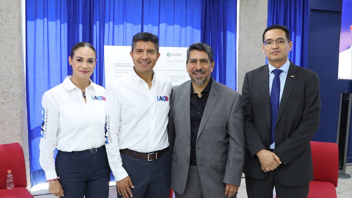 Lalo Rivera firma el compromiso por una educación con rumbo