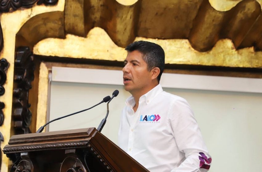  Lalo Rivera platica con estudiantes de la escuela libre de derecho