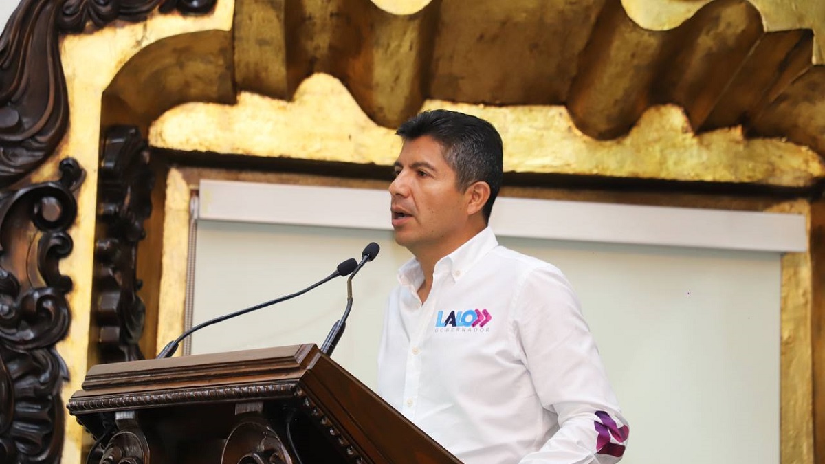 Lalo Rivera platica con estudiantes de la escuela libre de derecho