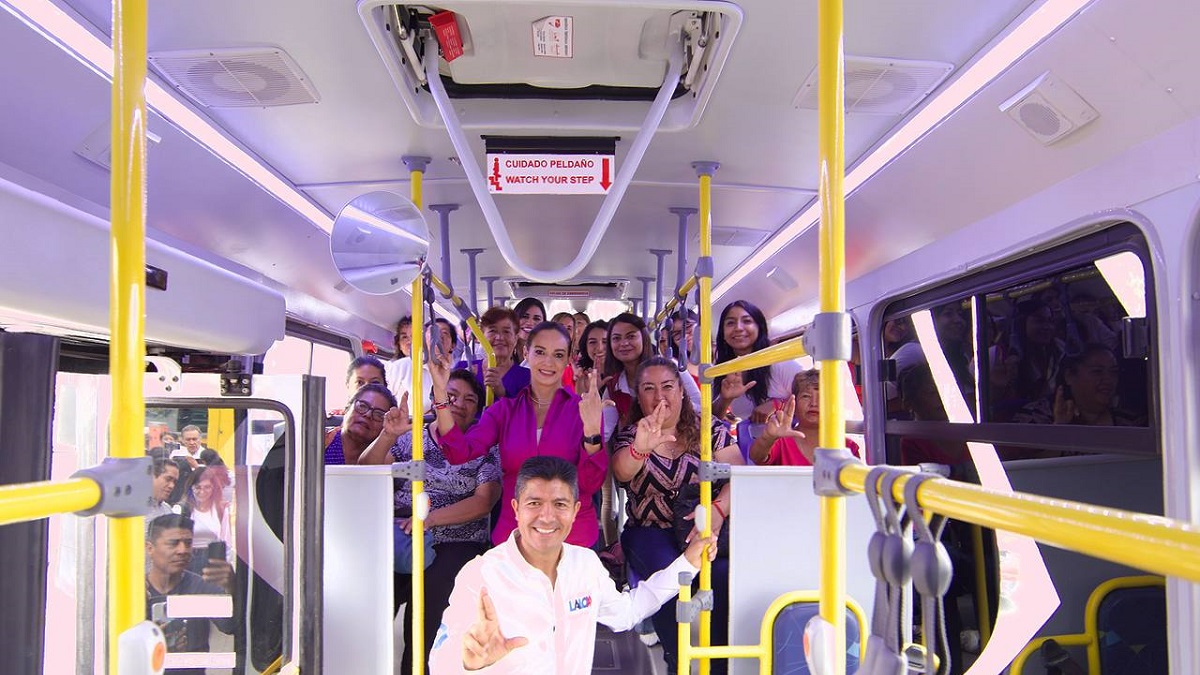 Lalo Rivera presenta transporte rosa, iniciativa de movilidad en beneficio de las mujeres