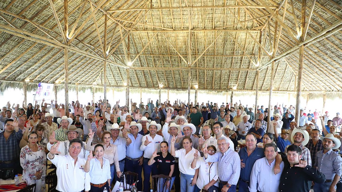 Lalo Rivera se compromete con ganaderos de Xicotepec a trabajar inmediatamente después de obtener el triunfo