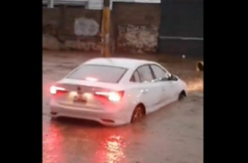  Lluvia deja autos varados en la capital poblana (+VIDEOS)