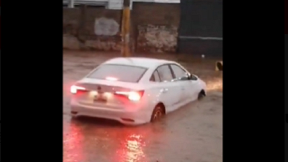 Lluvia deja autos varados en la capital poblana