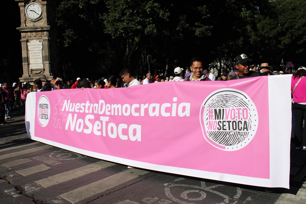 Marea rosa convoca a marcha por la democracia en Puebla