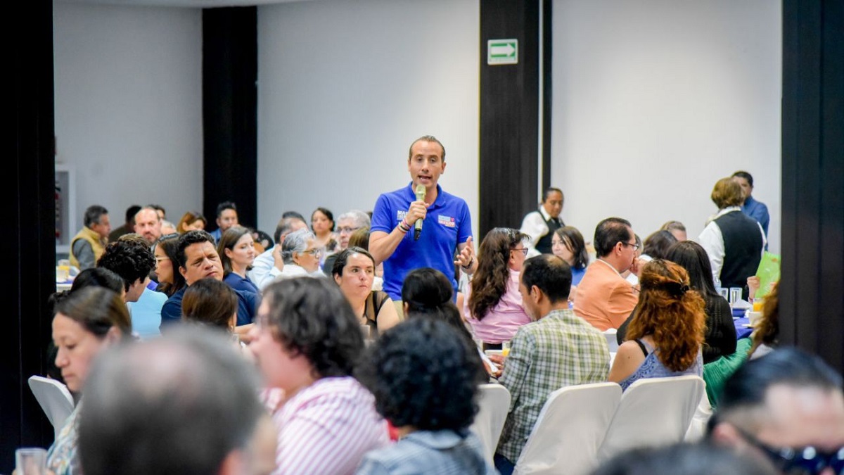 Mario Riestra firma compromisos con asociaciones civiles de Puebla