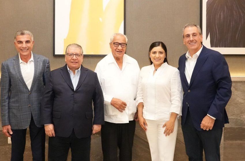  Pepe Chedraui intercambia ideas con expresidentes municipales de la capital de Puebla 