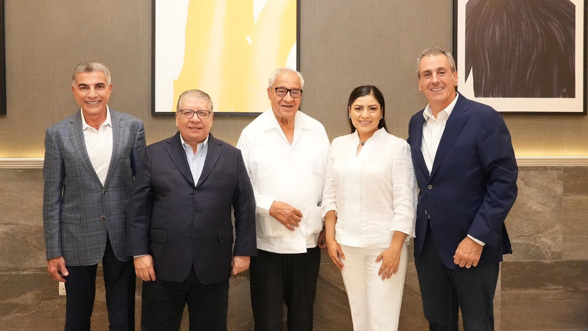 Pepe Chedraui intercambia ideas con expresidentes municipales de la capital de Puebla