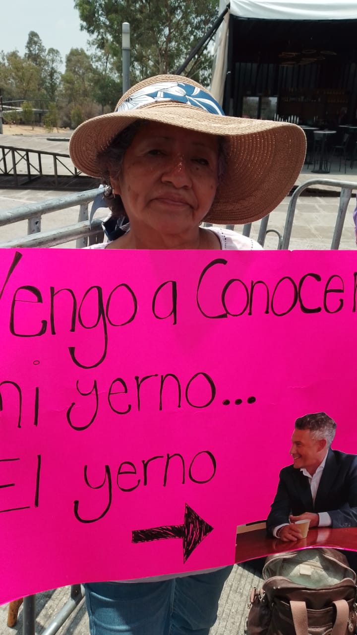 Madre e hija esperan más de 12 horas para el concierto de Alejandro Sanz