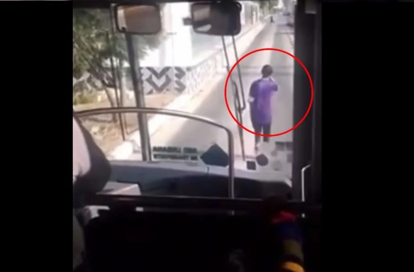  VIDEO Captan a poblano intoxicado arriesgado su vida al caminar sobre el carril de RUTA línea 3