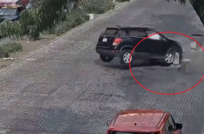  ¡Impactante! Conductor poblano choca contra bolardo en Avenida Juárez mientras revisaba su celular