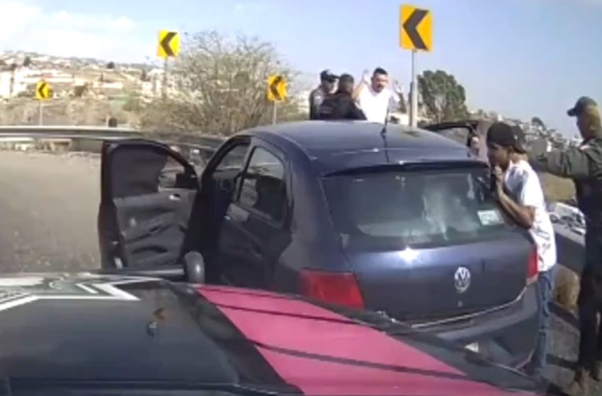  Capturan a Dos Ladrones de Autos en Periférico tras Emocionante Persecución (VIDEO)