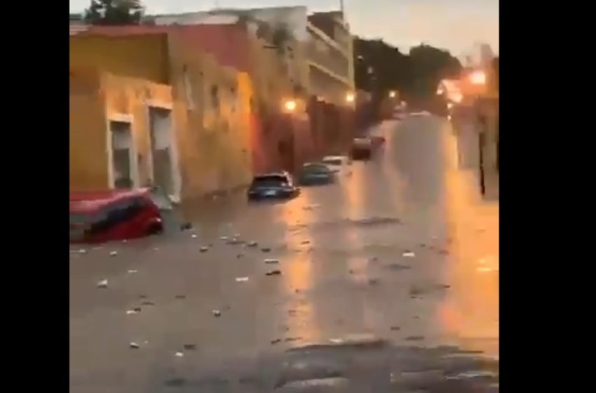  Tormentón Inunda Centro Histórico de Puebla: Automovilistas Varados y Negocios Atrapados