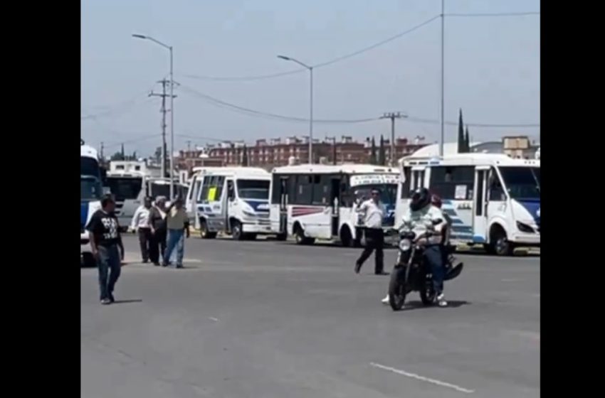  ¡Caos Vial en Puebla! Transportistas Bloquean Bulevar Las Carmelitas por Conflicto con Antorcha Campesina