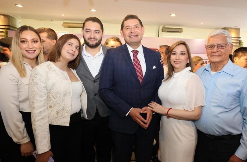  A nombre del Gobierno de Transición, Alejandro Armenta felicita a los padres en su día.