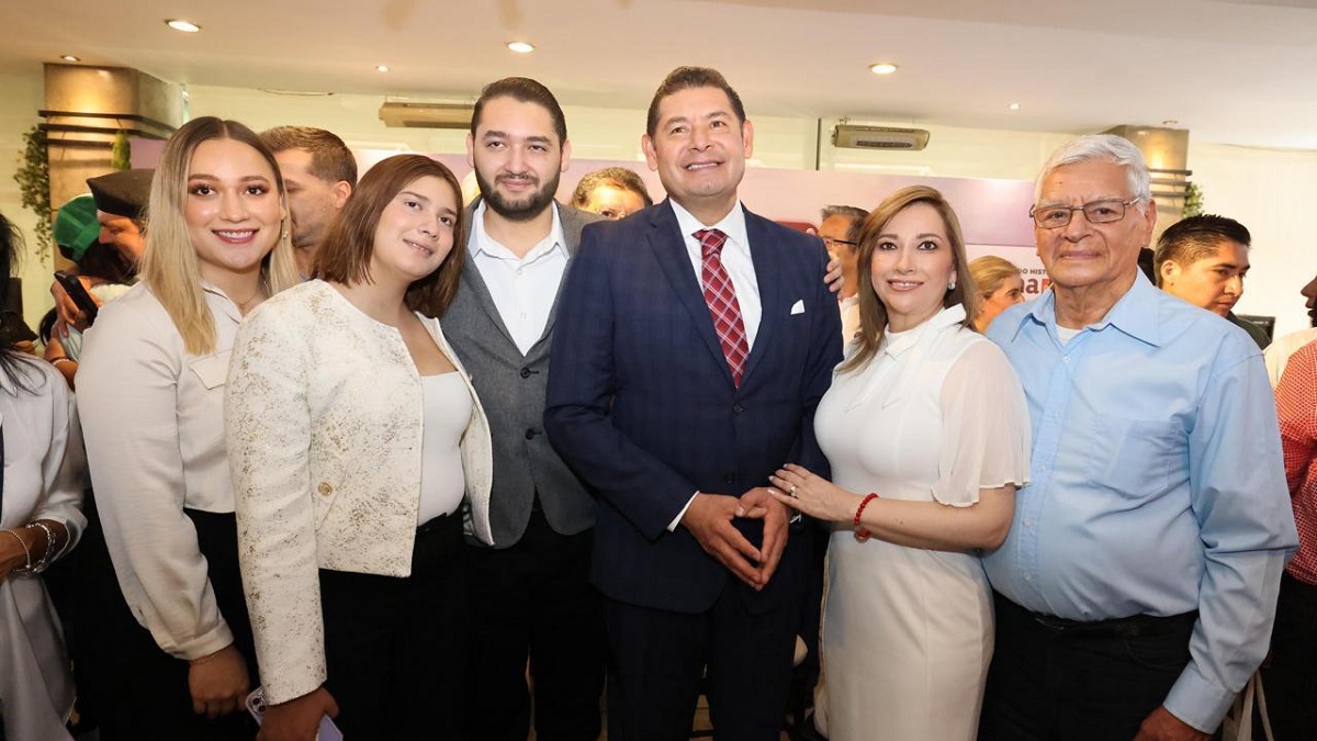 A nombre del Gobierno de Transición, Alejandro Armenta felicita a los padres en su día.