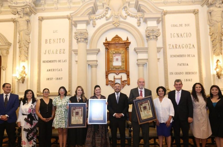  Ayuntamiento de Puebla entrega a Coral Castillo, Armando Prida y Enrique Montero una copia de la cédula real