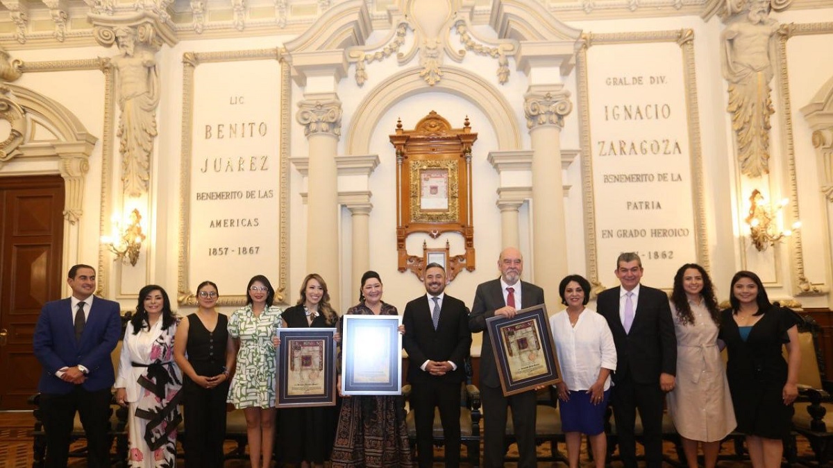 Ayuntamiento de Puebla entrega a Coral Castillo, Armando Prida y Enrique Montero una copia de la cédula real