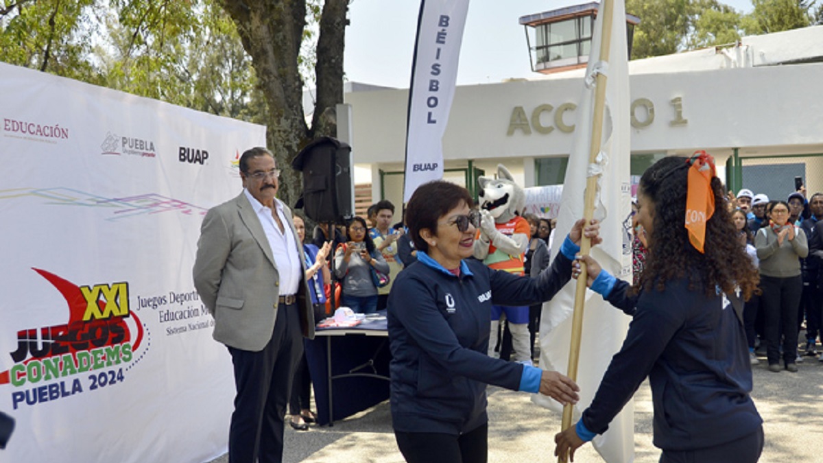 Entrega Rectora Lilia Cedillo uniformes a equipos representativos BUAP que participarán en JUDENEMS Puebla 2024