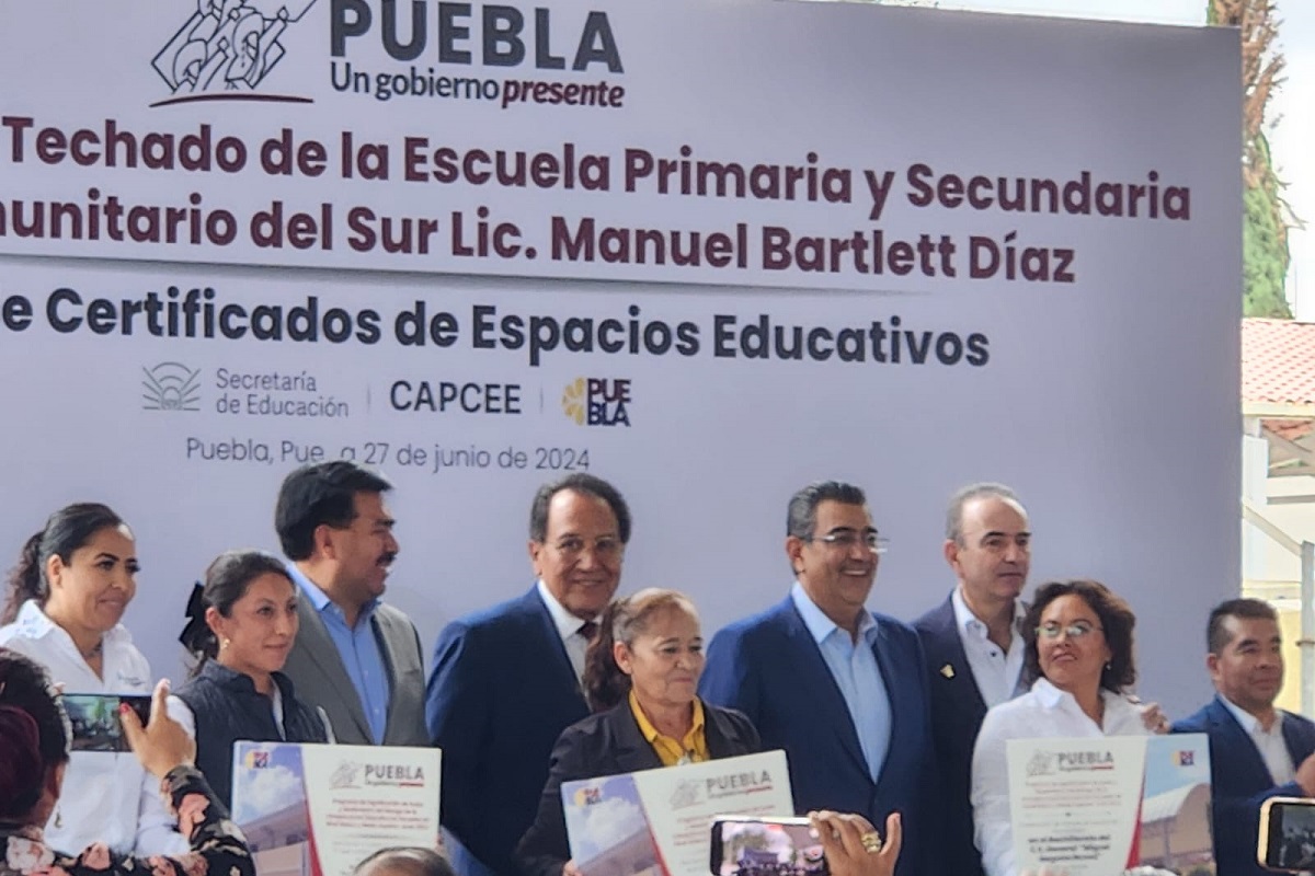 Fortalece SEDIF cuatro desayunadores escolares en Puebla capital • Fueron beneficiados alrededor de 700 estudiantes de nivel preescolar y primaria, mediante la entrega de mil 400 artículos para cocina y comedor CIUDAD DE PUEBLA, Pue.- En seguimiento a la implementación de acciones que contribuyan a la sana alimentación de la niñez poblana, el gobierno presente de Sergio Salomón, a través del Sistema Estatal DIF, llevó a cabo el reequipamiento de cuatro desayunadores escolares en planteles de Puebla capital. La presidenta honoraria del Patronato del SEDIF, Gaby Bonilla destacó que este esfuerzo contribuye al rendimiento escolar de niñas y niños poblanos, ya que, una adecuada y sana nutrición, coadyuva al desarrollo cognitivo; además, refrendó el compromiso de acercar a más escuelas de la entidad insumos para el robustecimiento de desayunadores en la modalidad caliente. Aunado a lo anterior, agradeció a las y los docentes la impecable labor que desempeñan en las aulas a fin de forjar a futuras ciudadanas y ciudadanos de bien que se comprometan con su entorno. Ante madres y padres de familia, exhortó a reforzar la enseñanza y práctica de valores dentro y fuera de casa con la firme convicción de encaminar a estas generaciones por el camino correcto. Con esta serie de reequipamientos, fueron favorecidos directamente alrededor de 700 estudiantes de nivel básico, mediante el acercamiento de mil 400 insumos para cocina y comedor como: refrigeradores, licuadoras, alacenas, estufones, vaporeras, sartenes, mesas, sillas, cubiertos, entre otros. Los planteles educativos beneficiados fueron: en la junta auxiliar San Andrés Azumiatla, jardín de niños "Citlaxochitl" y primaria indígena "Macuixochitl"; en la colonia Guadalupe Hidalgo, primaria "Josefa Ortiz de Domínguez"; en la colonia Francisco Javier Clavijero, primaria "Ignacio Romero Vargas".
