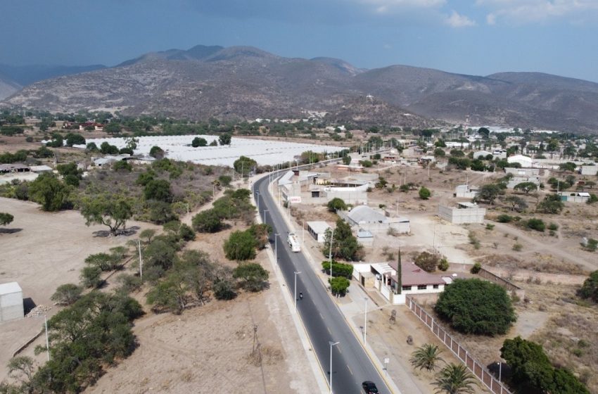  Inaugura Sergio Salomón pavimentación en Santiago Miahuatlán