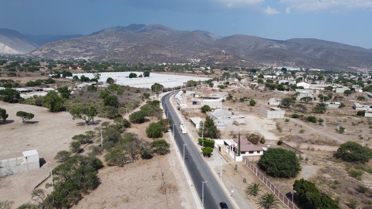 Inaugura Sergio Salomón pavimentación en Santiago Miahuatlán