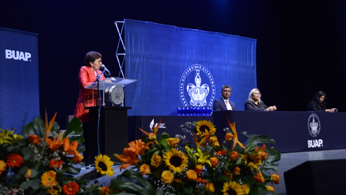 Preside Rectora María Lilia Cedillo Ramírez graduaciones de preparatorias de la BUAP