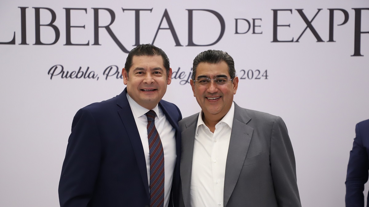 Reconocen Sergio Salomón y Alejandro Armenta papel de periodistas en Puebla