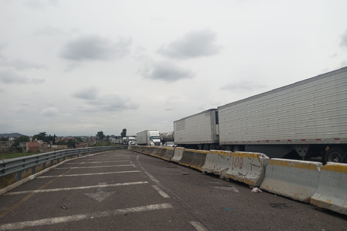 Transportistas desbloquean la autopista Puebla-Orizaba, acuerdan mesa de diálogo con SEGOB