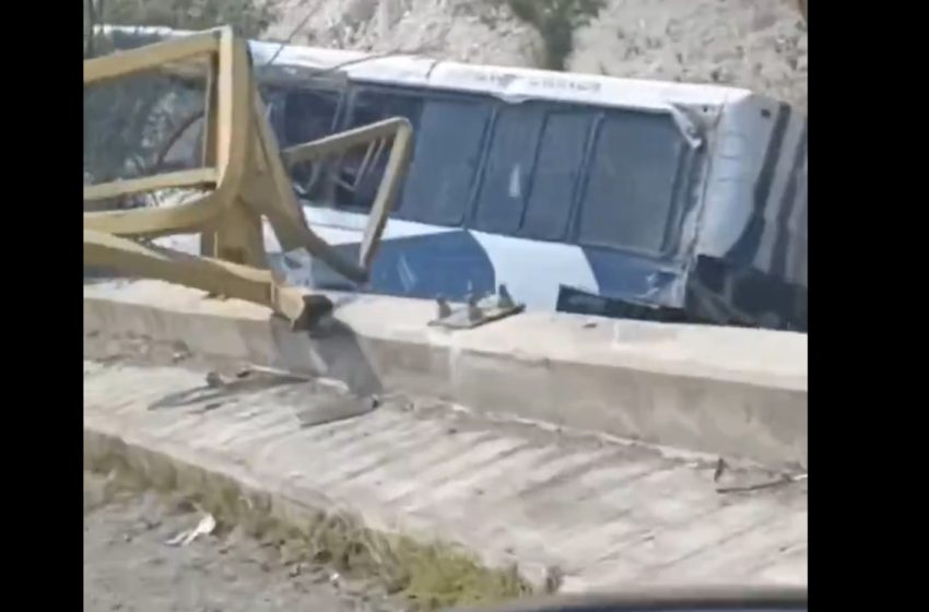  ¡Accidente en la Carretera! Autobús de la Línea SCTA se Sale del Camino en Nopala
