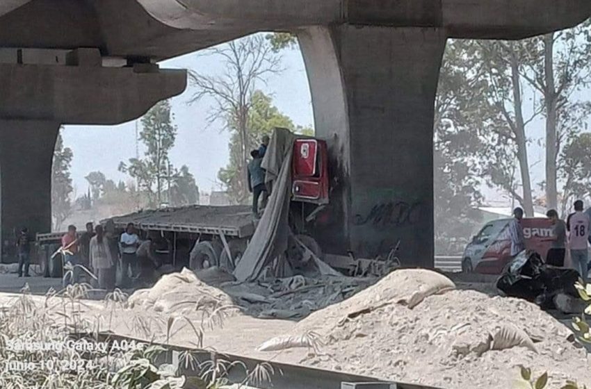  ¡Tragedia en La María! Trailero Muere Prensado en Choque Contra Pilar en la México-Puebla