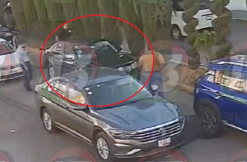  ¿Detención o Levantón? Captan a sujetos «levantando» a un hombre frente al Colegio Liceo Serdán de Oriente en Los Capulines