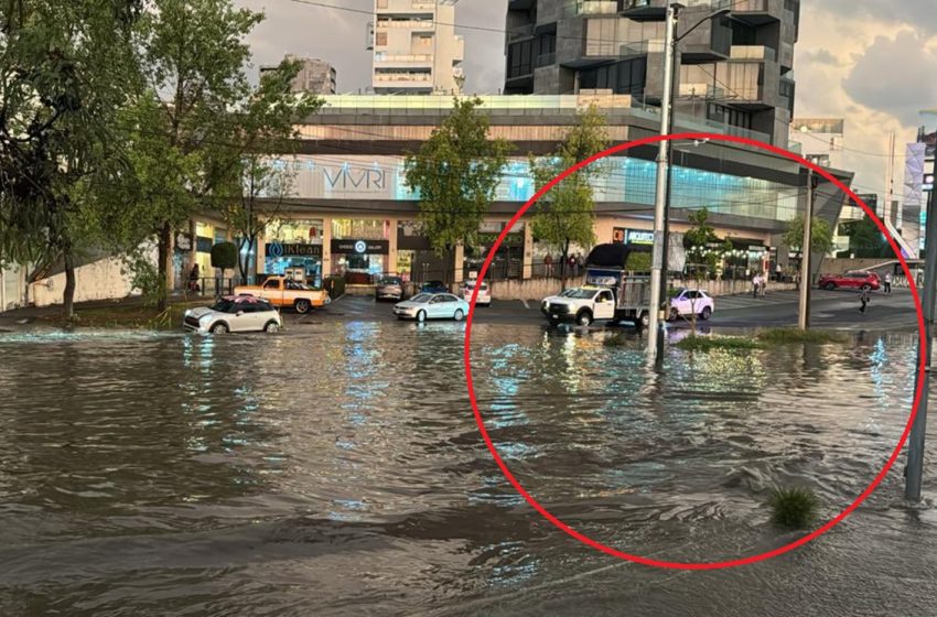  ¡Inundación en Vía Atlixcáyotl: Se Convierte en «Nueva Venecia» y Deja Autos Varados! (FOTOS)