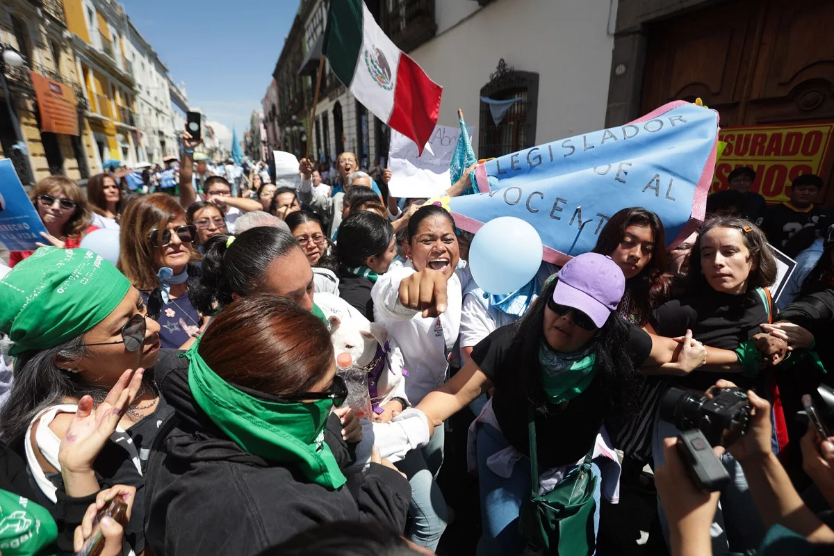 Antiderechos se atrincheran en el Congreso de Puebla para evitar la despenalización del aborto 
