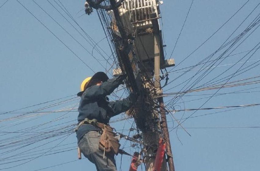  Ayuntamiento de Puebla supervisa el retiro y ordenamiento de cableado en desuso