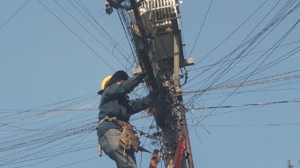 Ayuntamiento de Puebla supervisa el retiro y ordenamiento de cableado en desuso