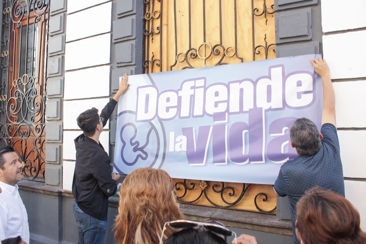 Diputados del PAN “clausuran” Congreso de Puebla ante despenalización del aborto